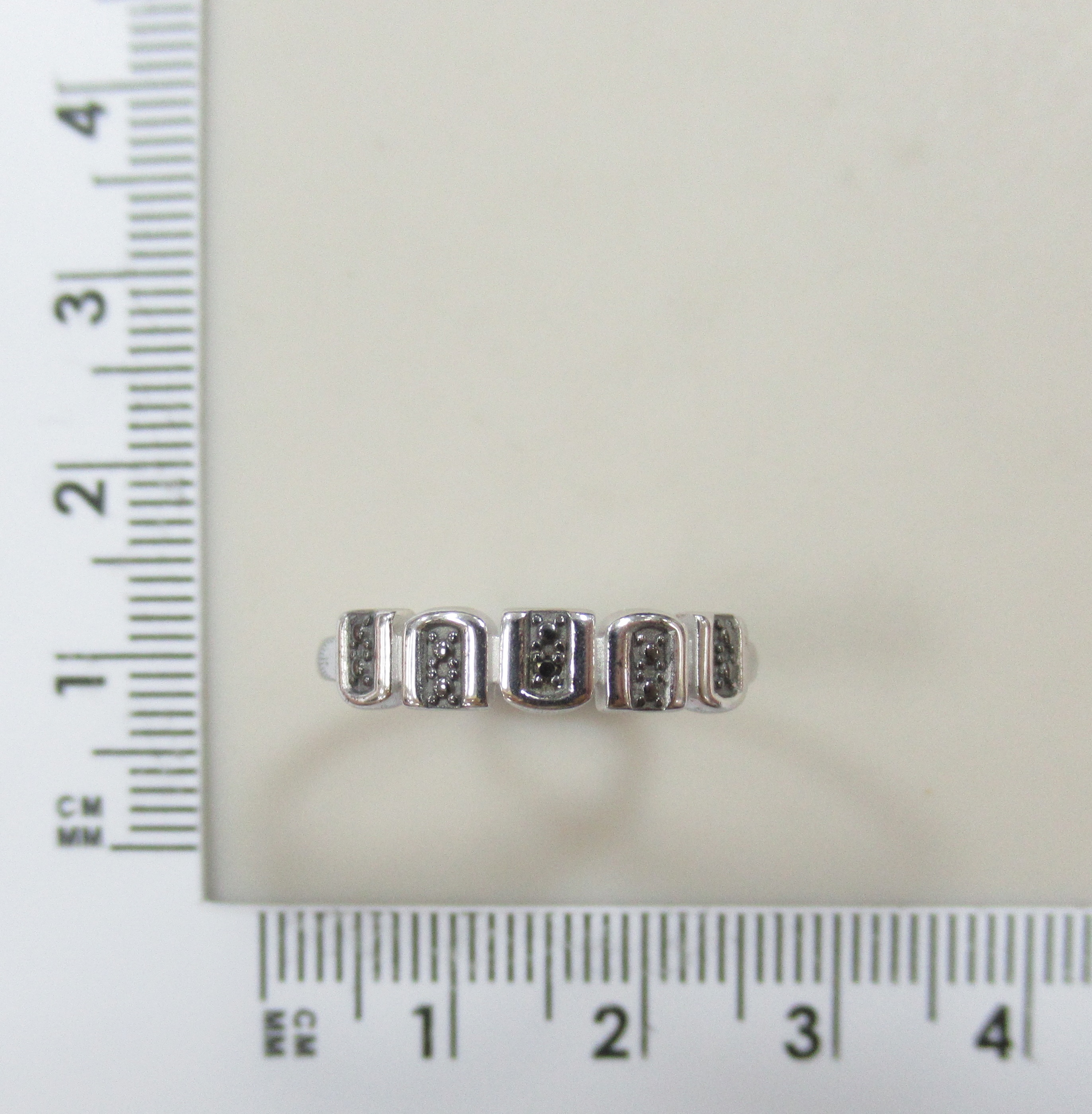 Серебряное кольцо с черным бриллиантом